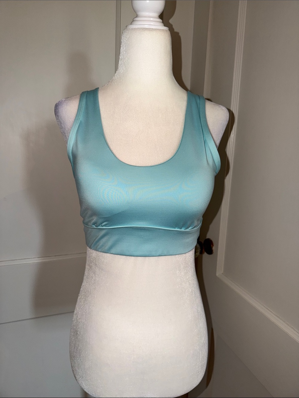 ⭐️ 5/$10 Women’s Baby Blue Avia Twist Back Sports Bra Size Medium